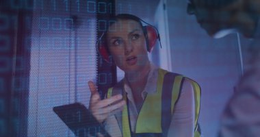 Sunucu odasındaki farklı insanlar üzerinde ikili kodlama resmi. küresel teknoloji, bilgisayar ve dijital arayüz kavramı dijital olarak oluşturulmuş görüntü.