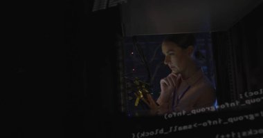 Beyaz kadın çalışanın sunucu odasında veri işleme görüntüsü. küresel teknoloji ve dijital arayüz kavramı dijital olarak oluşturulmuş görüntü.