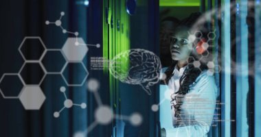 Sunucu odasındaki Afrikalı Amerikalı işçilerin veri işleme görüntüsü. küresel iş, bulut hesaplama ve dijital arayüz konsepti dijital olarak oluşturulmuş görüntü.