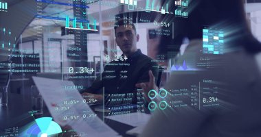 Ofisteki çeşitli iş adamlarıyla ilgili istatistik ve veri işleme görüntüleri. Küresel iş, iletişim, dijital arayüz, finans ve veri işleme kavramı dijital olarak oluşturuldu.