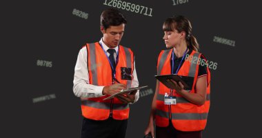 İki Kafkasyalı 'nın üzerinde bilimsel veri işleme imgesi. küresel bilim, teknoloji ve dijital arayüz kavramı dijital olarak oluşturulmuş görüntü.