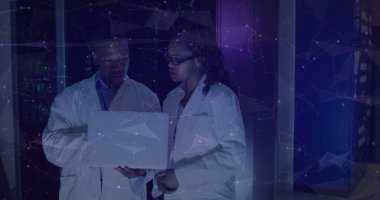 Afro-Amerikan işçilerin sunucu odasında çekilmiş Nft metni. küresel teknoloji ve dijital arayüz kavramı dijital olarak oluşturulmuş görüntü.