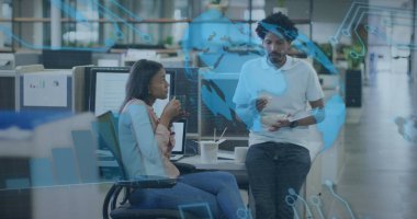 Ofisteki çeşitli iş adamları üzerinde küresel ve finansal veri işleme görüntüsü. Küresel iş, finans, hesaplama ve veri işleme kavramı dijital olarak oluşturulmuş görüntü.