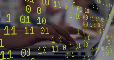 Bir dizüstü bilgisayar kullanarak insan eli kapatmaya karşı ikili kodlama veri işleme. Bilgisayar arayüzü ve siber güvenlik teknolojisi kavramı