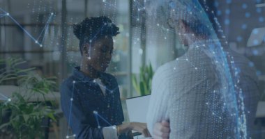 Ofisteki çeşitli iş adamları üzerinde çalışan küresel ve veri işleme görüntüsü. Küresel iş, finans, hesaplama ve veri işleme kavramı dijital olarak oluşturulmuş görüntü.