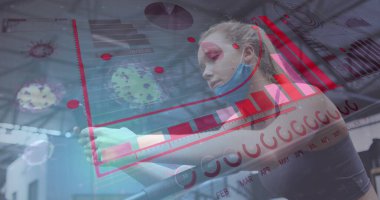 İstatistiklerle yüzen ve akıllı telefon kullanan kadınla grafikleri olan covid-19 hücrelerinin resmi. küresel covid 19 salgın konsepti dijital olarak üretildi. Ve...