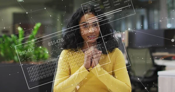 金融データ処理のイメージ 女性のビジネスウーマン グローバルビジネス ファイナンス コンピューティング データ処理のコンセプトをデジタルで生成 — ストック写真