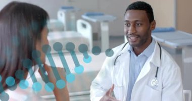 Hastanedeki çeşitli erkek doktor ve hasta üzerinde DNA ipliği var. Küresel tıp, bilim, veri işleme ve dijital arayüz kavramı dijital olarak oluşturulmuş video.