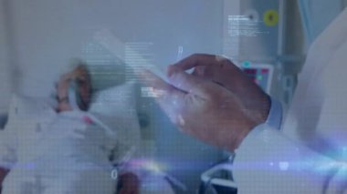 Hastanede tablet kullanan beyaz erkek doktor üzerinden ağ ve veri işleme animasyonu. Ağ, veri, bağlantı, sağlık ve iletişim, dijital olarak oluşturulmuş video.