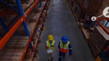 Çeşitli işçilerin depodaki kutuları taşıması üzerine insan ağlarının animasyonu. Ağ, iş, taşımacılık, endüstri, veri, dijital arayüz ve küresel iletişim, dijital olarak oluşturulmuş video.