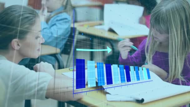 Animáció Statisztika Feldolgozása Különböző Iskolások Női Tanár Osztályteremben Globális Oktatás — Stock videók