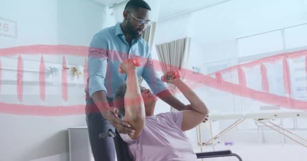 病院で多様な男性医師と患者のDnaストランドのアニメーション グローバル医学 サイエンス データ処理 デジタルインターフェースコンセプトをデジタル生成したビデオ — ストック動画