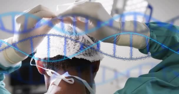 Animação Fios Dna Sobre Cirurgião Americano Africano Amarrando Máscara Cirúrgica — Vídeo de Stock