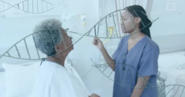 Анімація Ниток Днк Над Афроамериканським Американським Лікарем Перевіряє Зір Старшої — стокове відео