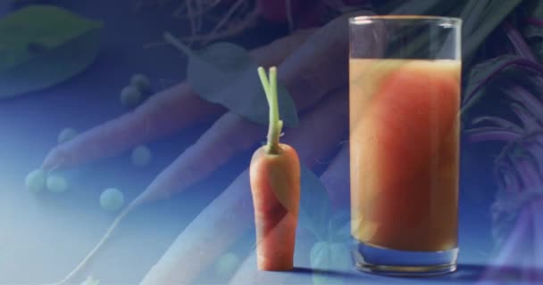 Склад Нарізаної Моркви Склянки Джусі Морквою Синьому Фоні Концепція Свіжих — стокове відео