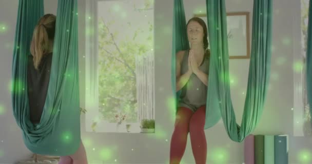 Animering Grönt Ljus Över Kaukasiska Kvinnliga Antenn Yoga Instruktör Och — Stockvideo