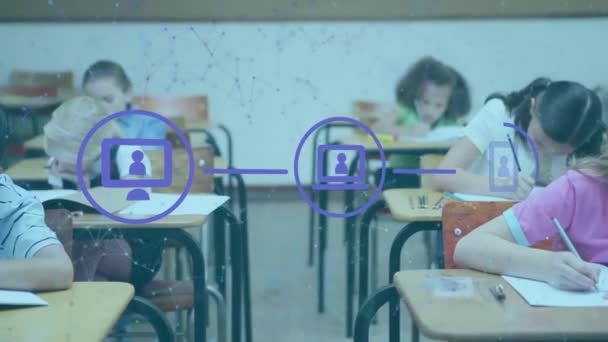 Animacja Sieci Ikon Nad Różnymi Uczniami Klasie Edukacja Globalna Połączenia — Wideo stockowe