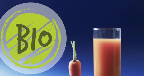 在胡萝卜上的绿色圆圈动画和蓝色背景下的胡萝卜汁杯子动画 健康饮食和素食新鲜食品概念数码视频 — 图库视频影像