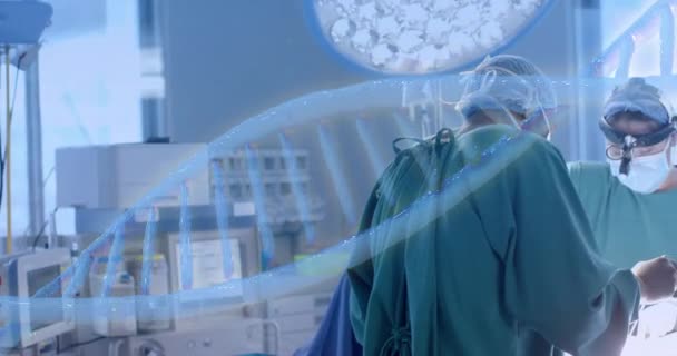 病院の多様な外科医に対するDna鎖のアニメーション グローバル医学 サイエンス データ処理 デジタルインターフェースコンセプトをデジタル生成したビデオ — ストック動画