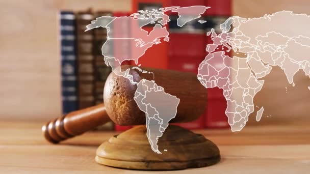 Animation Der Weltkarte Über Holzgabel Justiz Gericht Und Digitale Schnittstelle — Stockvideo