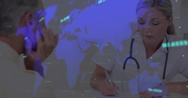 Animation Der Finanzdatenverarbeitung Und Weltkarte Über Vielfältige Ärztinnen Und Patientinnen — Stockvideo