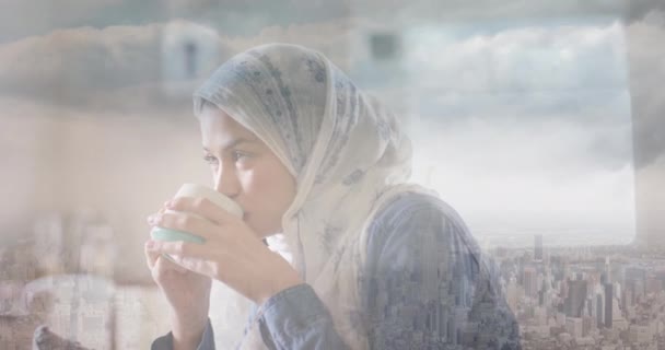 Animation Stadsbilden Över Biracial Kvinna Hijab Dricka Livsstil Hushållsliv Och — Stockvideo