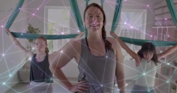 在不同的女教师和练习空中瑜伽的少女之间建立发光网络 连接和健康的生活方式 数码视频 — 图库视频影像