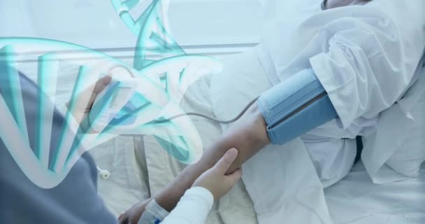 多様な女性医師と病院の患者に対するDnaストランドのアニメーション グローバル医学 サイエンス データ処理 デジタルインターフェースコンセプトをデジタル生成したビデオ — ストック動画