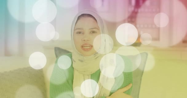 Animation Ljusa Fläckar Över Biracial Kvinna Hijab Leende Livsstil Hushållsliv — Stockvideo