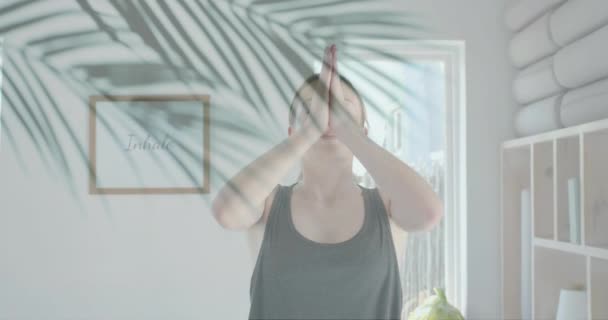 Animering Gröna Palmblad Över Kaukasisk Kvinna Utövar Yoga Meditation Soligt — Stockvideo