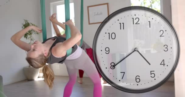 요가를 코카서스 강사와 소녀에 빠르게 시계의 애니메이션 에너지 피트니스 건강한 — 비디오