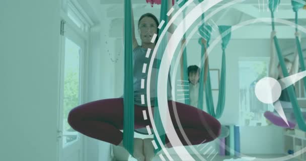 多様な女性インストラクターと10代の少女が空中ヨガをするスキャナーのアニメーション ウェルビーイング エネルギー フィットネス 時間と健康的なライフスタイル デジタル生成されたビデオ — ストック動画