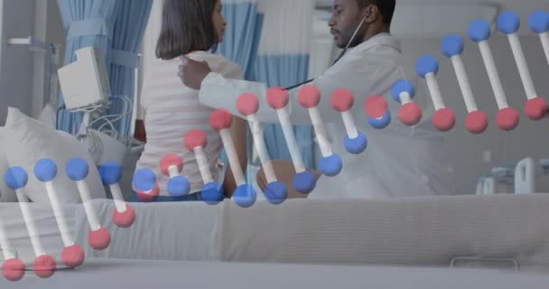 Animation Eines Dna Stranges Über Verschiedene Männliche Ärzte Und Patienten — Stockvideo