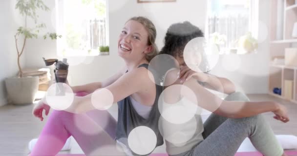 Animace Světelných Skvrn Nad Šťastnými Různorodými Dospívajícími Dívkami Relaxujícími Cvičení — Stock video