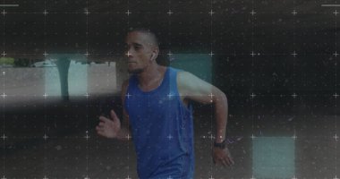 Açık hava koşusu sırasında çift cinsiyetli atlet. Odaklanmış ifadesi ve atletizm teçhizatı sıkı bir antrenman olduğunu gösteriyor..