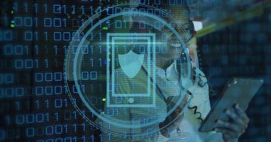 Sunucu odasındaki Afrikalı Amerikalı kadın çalışanın veri işleme görüntüsü. Küresel iş ve dijital arayüz kavramı dijital olarak oluşturulmuş görüntü.