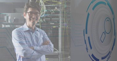 Sunucu odasında Asyalı mutlu bir erkek işçinin veri işleme görüntüsü. Küresel iş ve dijital arayüz kavramı dijital olarak oluşturulmuş görüntü.