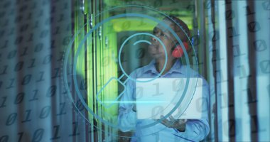 Sunucu odasındaki Afrikalı Amerikalı erkek çalışanın veri işleme görüntüsü. Küresel iş ve dijital arayüz kavramı dijital olarak oluşturulmuş görüntü.