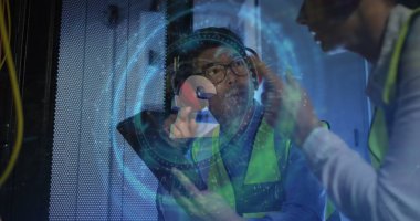 Veri işleme görüntüsü ve sunucu odasındaki çeşitli işçileri ezme. Küresel iş ve dijital arayüz kavramı dijital olarak oluşturulmuş görüntü.