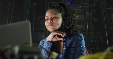 Sunucu odasında çalışan Afro-Amerikan kadın görüntüsü. Küresel iş ve dijital arayüz kavramı dijital olarak oluşturulmuş görüntü.