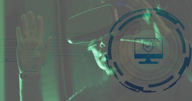 Sunucu odasında video kulaklığı olan Asyalı bir erkek çalışanın veri işleme görüntüsü. Küresel iş ve dijital arayüz kavramı dijital olarak oluşturulmuş görüntü.