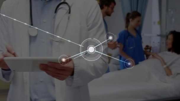 Animación Red Conexiones Sobre Médicos Caucásicos Con Paciente Usando Tableta — Vídeos de Stock