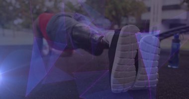 Protez bacak egzersizi yapan erkek sporcu üzerindeki mor iletişim ağı. spor, başarı ve iletişim teknolojisi konsepti, dijital olarak üretilen görüntü.