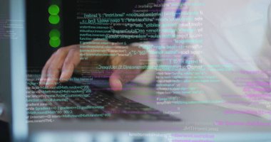 Afro-Amerikan kadın mühendisler ve bilgisayar sunucuları üzerinde veri işleme görüntüsü. 