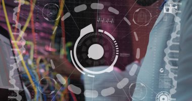 Erkek mühendis ve bilgisayar sunucuları üzerinde veri işleme görüntüsü. Küresel hesaplama ve veri işleme kavramı dijital olarak oluşturulmuş resim.