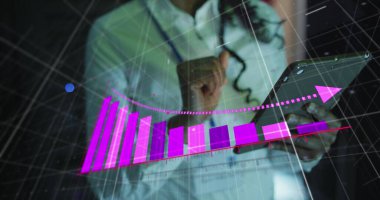 Afro-Amerikan kadın IT mühendisi ve bilgisayar sunucuları üzerinde veri işleme görüntüsü. Küresel hesaplama ve veri işleme kavramı dijital olarak oluşturulmuş resim