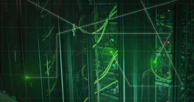 Bilgisayar sunucuları üzerinden veri işleme resmi. Küresel hesaplama ve veri işleme kavramı