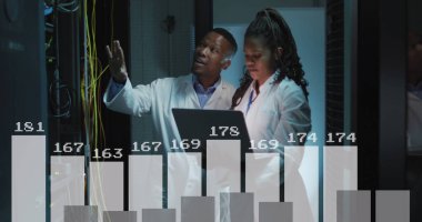 Çeşitli mühendisler ve bilgisayar sunucuları üzerinde veri işleme resmi. Küresel hesaplama ve veri işleme kavramı dijital olarak oluşturulmuş resim