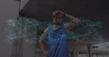 Açık havada egzersiz yapan dinlenen erkek sporcu üzerinde parlayan iletişim ağı görüntüsü. spor, başarı ve iletişim teknolojisi kavramı