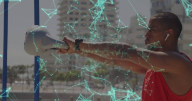 Şehirde kettlebell ile egzersiz yapan erkek sporcu üzerinde parlayan iletişim ağı görüntüsü. 